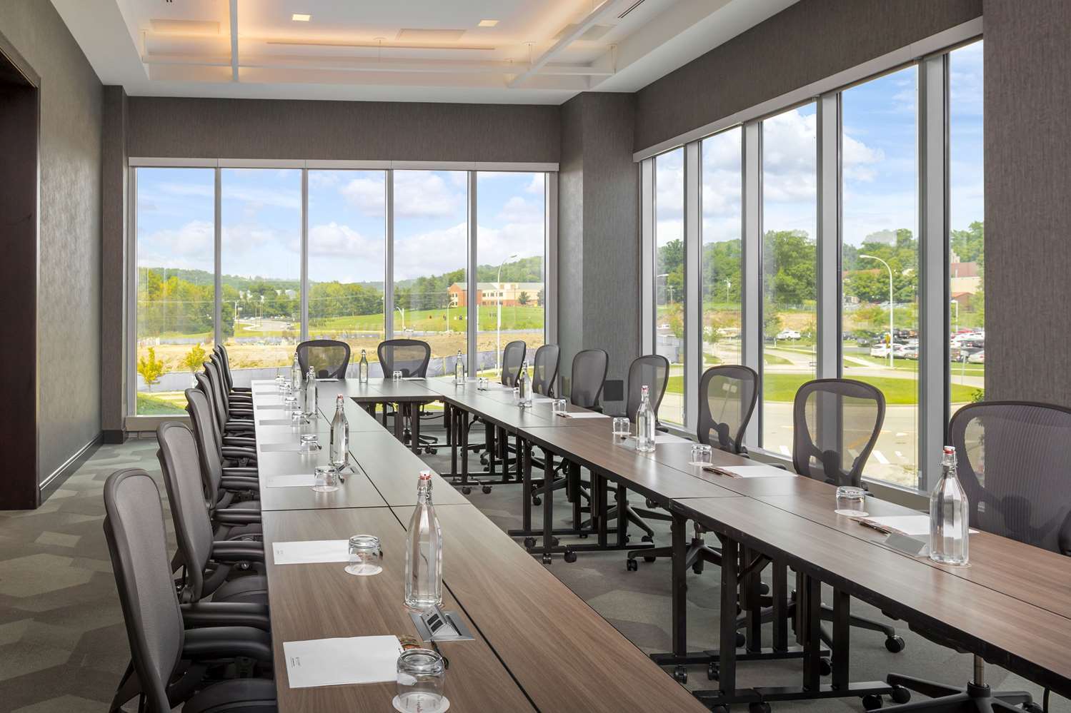 The Summit Hotel Cincinnati Bagian luar foto