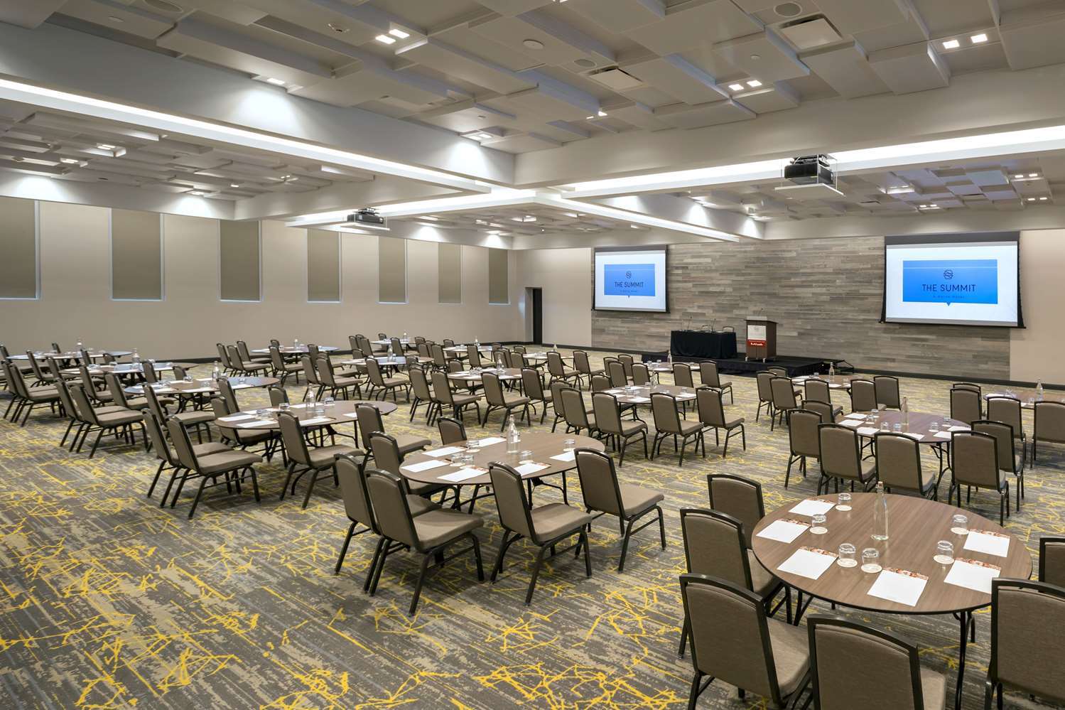 The Summit Hotel Cincinnati Bagian luar foto